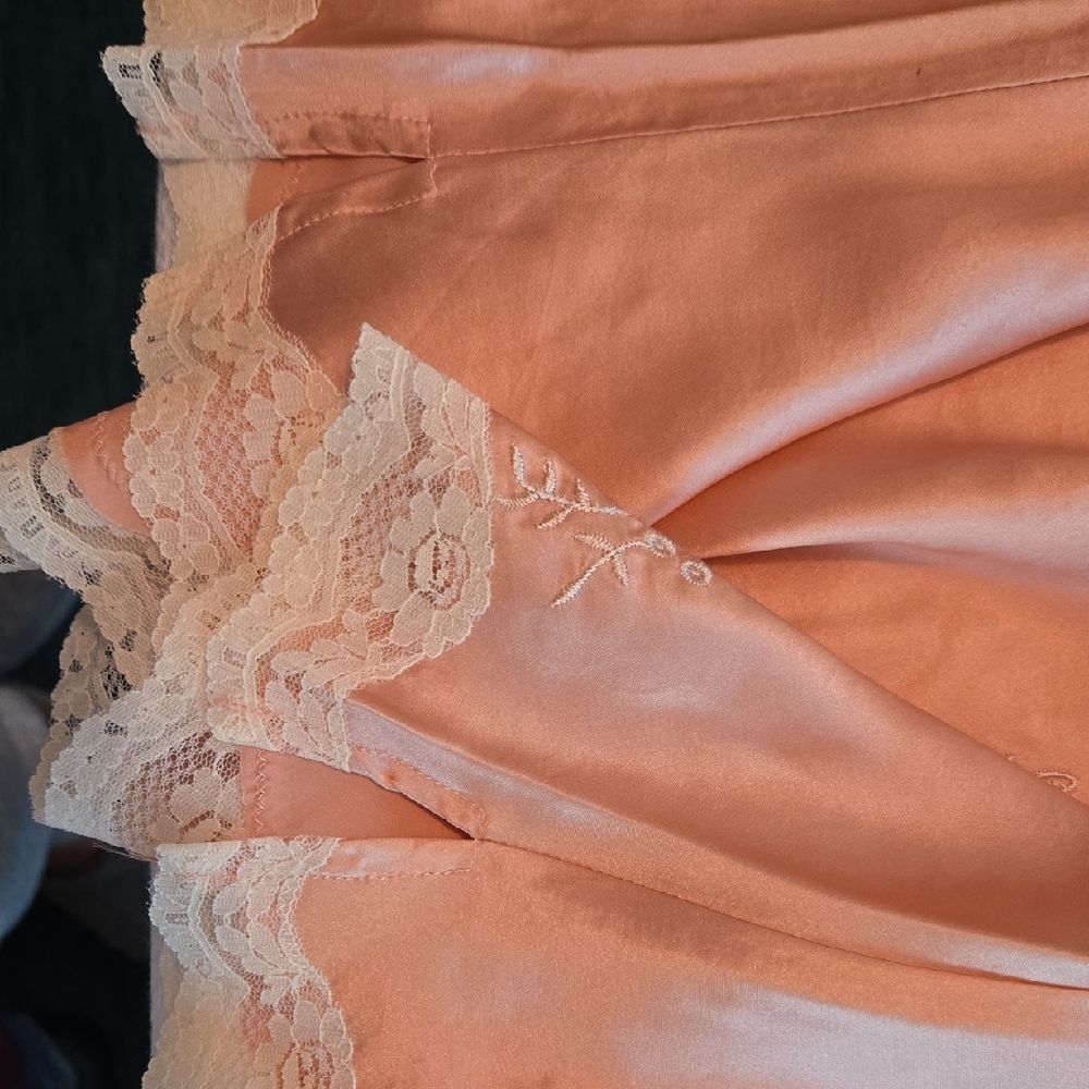 Gold Hawk Peach Satin Chemise with Lace Trim And Detail Size LG. NWT 100% SILK - Picture 8 of 9